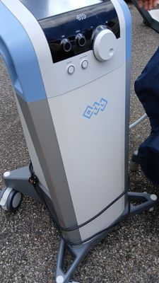 une personne assise sur une chaise à côté d'une machine