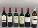 six bouteilles de vin sont alignées dans une rangée