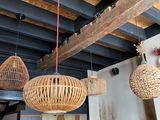 une pièce avec une table, des chaises et une lampe suspendue au plafond