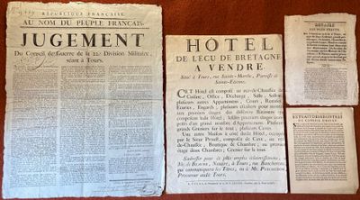 plusieurs vieux journaux posés les uns à côté des autres sur une table en bois