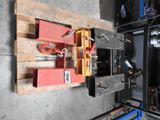 une palette en bois sur laquelle sont posés des outils, dans un garage