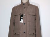 La veste est marron et porte une étiquette.