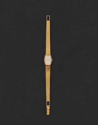 une montre-bracelet en or avec un cadran blanc et un bracelet en or