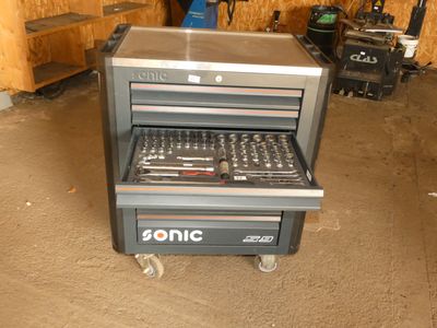 une image d'un établi dans un garage