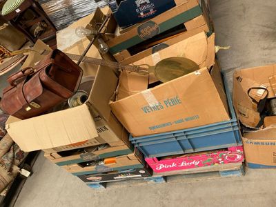 de nombreuses valises posées par terre les unes à côté des autres