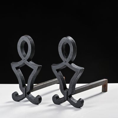 deux sculptures métalliques posées sur une table
