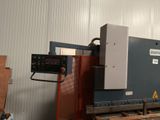 a picture of a machine that is sitting in a warehouse