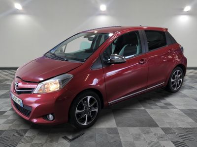 la toyota yaris rouge est garée sur un sol en damier