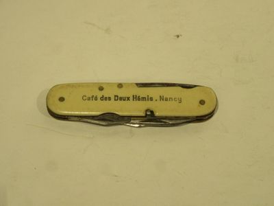 un petit couteau de poche sur lequel sont gravés les mots « cafe dee duck hands, nancy »