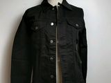 veste en jean noir sur un mannequin, un mannequin, un mannequin, un mannequin, un mannequin, un mannequin, un mannequin, un mannequin, un mannequin