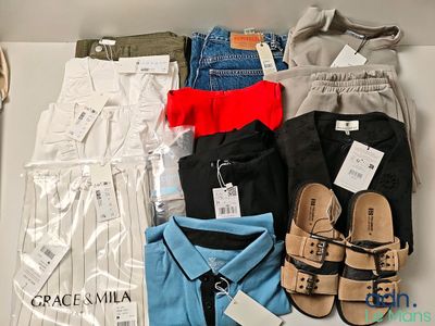 beaucoup de vêtements et de chaussures posés sur une table