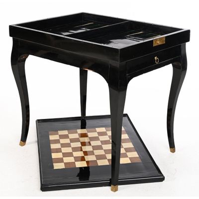 une table noire sur laquelle se trouve un échiquier