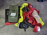 un tas de vêtements par terre, à côté d'un sac