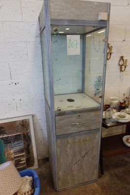 une armoire haute équipée d'un lavabo dans une pièce