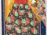 une poupée dans une boîte, vêtue d'une robe et de chaussures