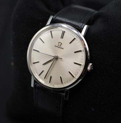une montre posée sur un gant noir