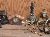 de nombreux types d'horloges posées sur une table en bois