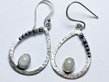 boucles d'oreilles argentées en forme de larme, ornées d'opalite et d'onyx noir