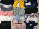 un tas de vêtements posés sur une table