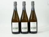 trois bouteilles de vin posées l'une à côté de l'autre sur une table
