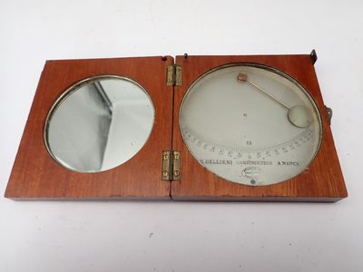 une vieille horloge en bois surmontée d'un miroir