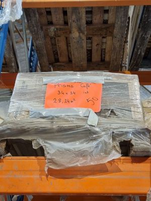 une palette chargée de nombreux articles dans un entrepôt