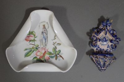 [RELIGIEUX] Lot de 2 objets comprenant : Bénitier en terre c…