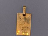une image représentant un pendentif en or orné d'un oiseau