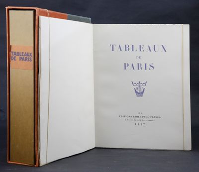 un livre ouvert posé sur une table, devant un fond noir