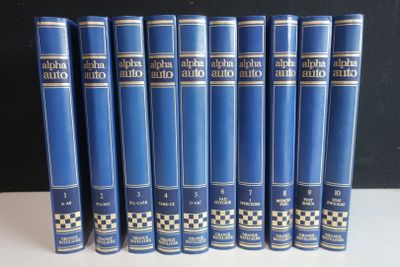 six livres bleus alignés sur une table blanche