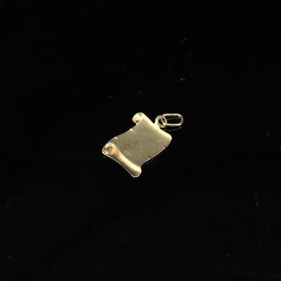 un pendentif plaqué or auquel est suspendu un morceau de papier