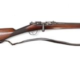 un gros plan d'un fusil muni d'une sangle