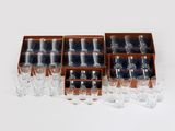 six verres dans une boîte en bois posée sur une surface blanche
