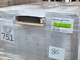 une grande pile de boîtes sur une palette dans un entrepôt