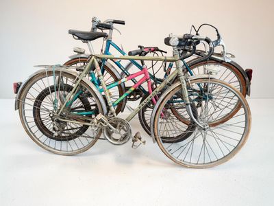 deux vélos garés l'un à côté de l'autre sur une surface blanche