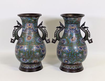 deux vases posés sur une table