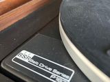 a record player sitting on top of a turntable