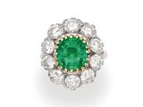 une bague à grappes d'émeraudes et de diamants