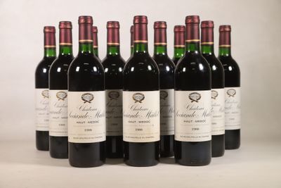 six bouteilles de vin sont alignées sur une table
