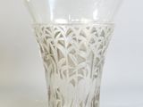 un vase en verre transparent orné d'un motif