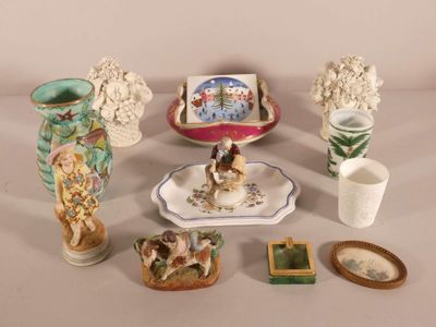 un grand nombre d'objets posés sur une table