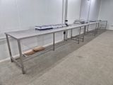 une longue table dans une pièce où se trouvent de nombreuses tables