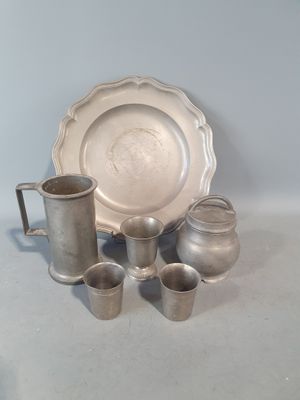 cinq tasses et une assiette posées sur une table