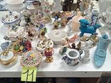 une table sur laquelle se trouvent de nombreux objets différents