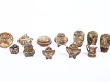 de nombreux types de vases et de bols sur la table