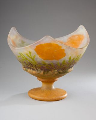 une image représentant un bol en verre contenant une fleur