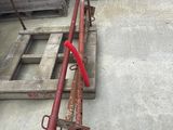 une palette en bois sur laquelle est fixée une poignée rouge