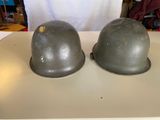 deux casques posés l'un à côté de l'autre sur une table