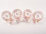 six assiettes et tasses en porcelaine sont disposées sur une surface blanche