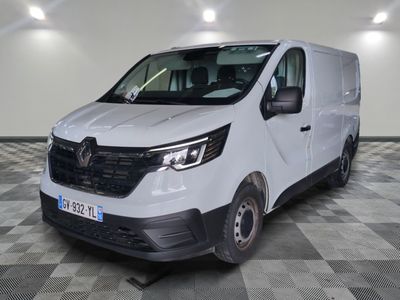 la camionnette blanche est garée sur le sol en damier d'une pièce